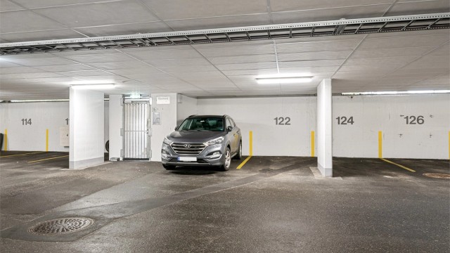 P-plass 122 medfølger leiligheten, og er få steg fra trappen