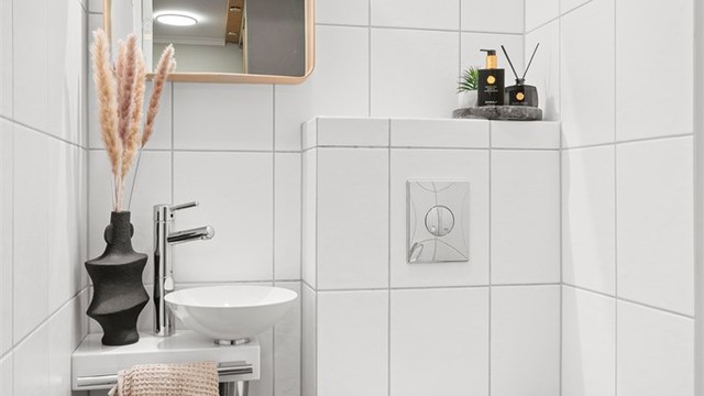 Praktisk gjestetoalett i 1. etg med vegghengt toalett og varme i gulvet