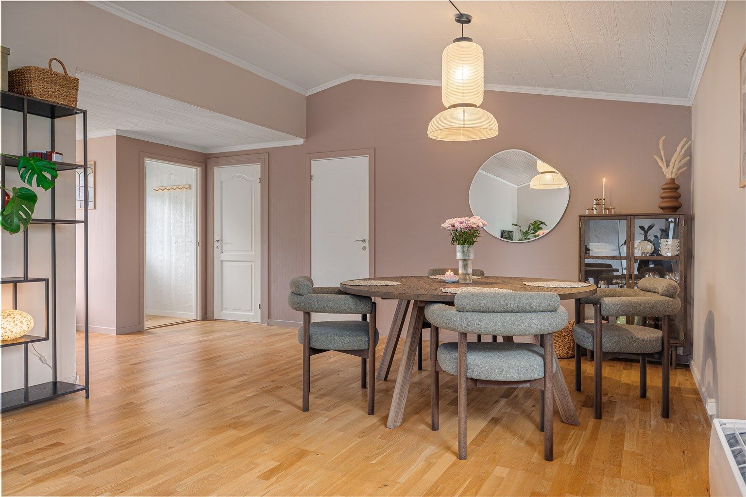 Spisestuen har god plass til et stort spisebord for hyggelige sammenkomster.