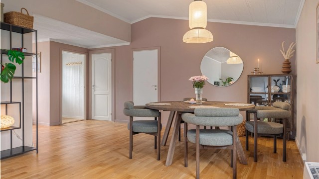 Spisestuen har god plass til et stort spisebord for hyggelige sammenkomster.