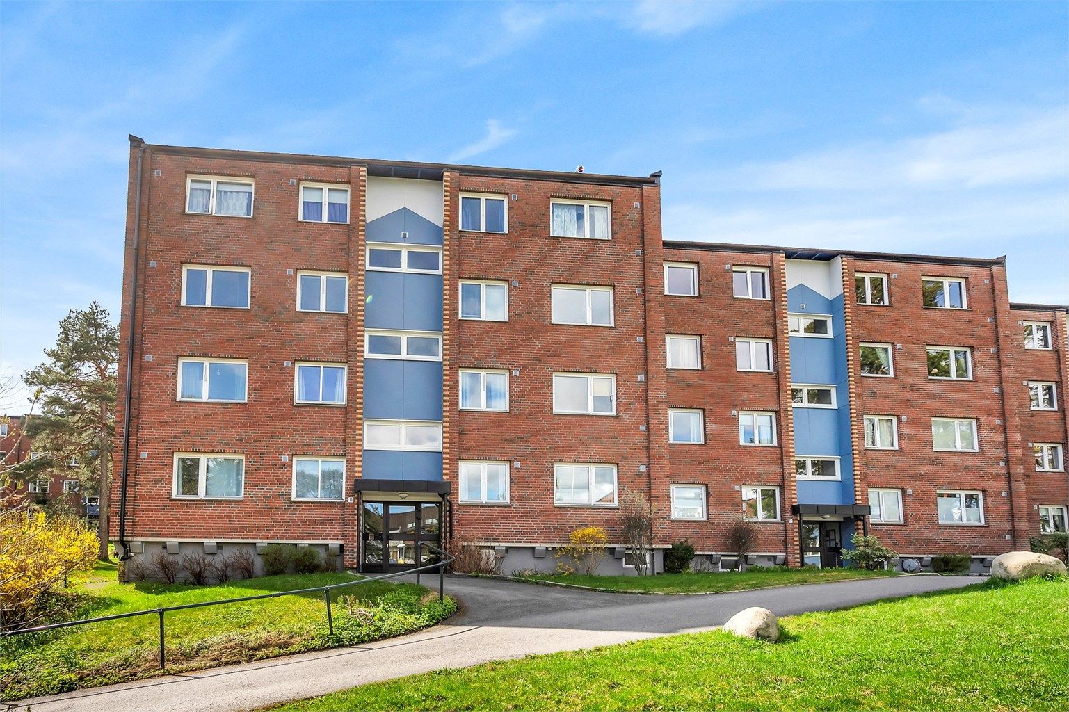 Fasade - inngangsparti.
Leiligheten ligger i bygningens 1. etasje, med enkel adkomst via felles trappegang. To disponible kjellerboder på totalt 8 m².