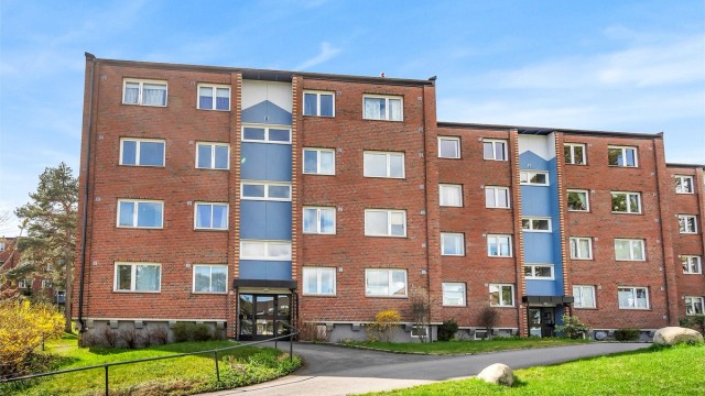 Fasade - inngangsparti.
Leiligheten ligger i bygningens 1. etasje, med enkel adkomst via felles trappegang. To disponible kjellerboder på totalt 8 m².