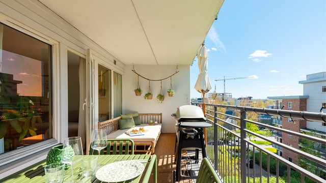 Balkongen med utgang fra stuen er på hele 14 m2 og fungerer som en naturlig forlengelse av oppholdsrommet store deler av året.