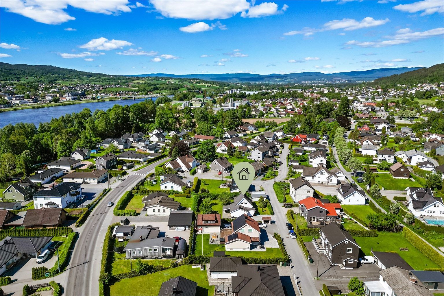 Det er ca. 40 minutters kjøring til Oslo, ca. 30 minutter til Kongsberg og ca. 15 minutter til Drammen sentrum.