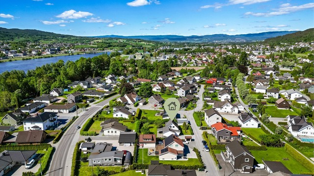 Det er ca. 40 minutters kjøring til Oslo, ca. 30 minutter til Kongsberg og ca. 15 minutter til Drammen sentrum.