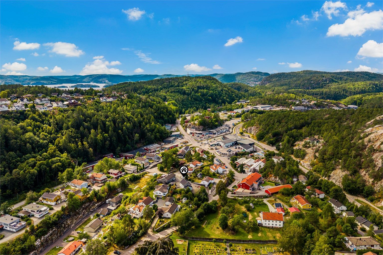  Offentlig transport er lett tilgjengelig med holdeplass kun få minutters gange fra boligen.