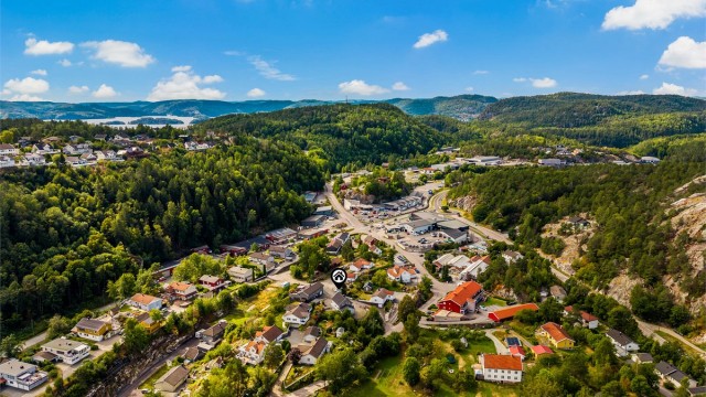 Offentlig transport er lett tilgjengelig med holdeplass kun få minutters gange fra boligen.