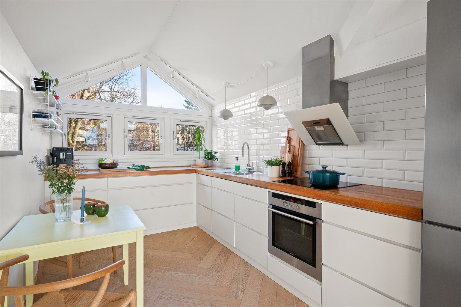 Av integrerte hvitevarer finnes induksjonstopp, stekeovn og oppvaskmaskin.