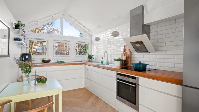 Av integrerte hvitevarer finnes induksjonstopp, stekeovn og oppvaskmaskin.