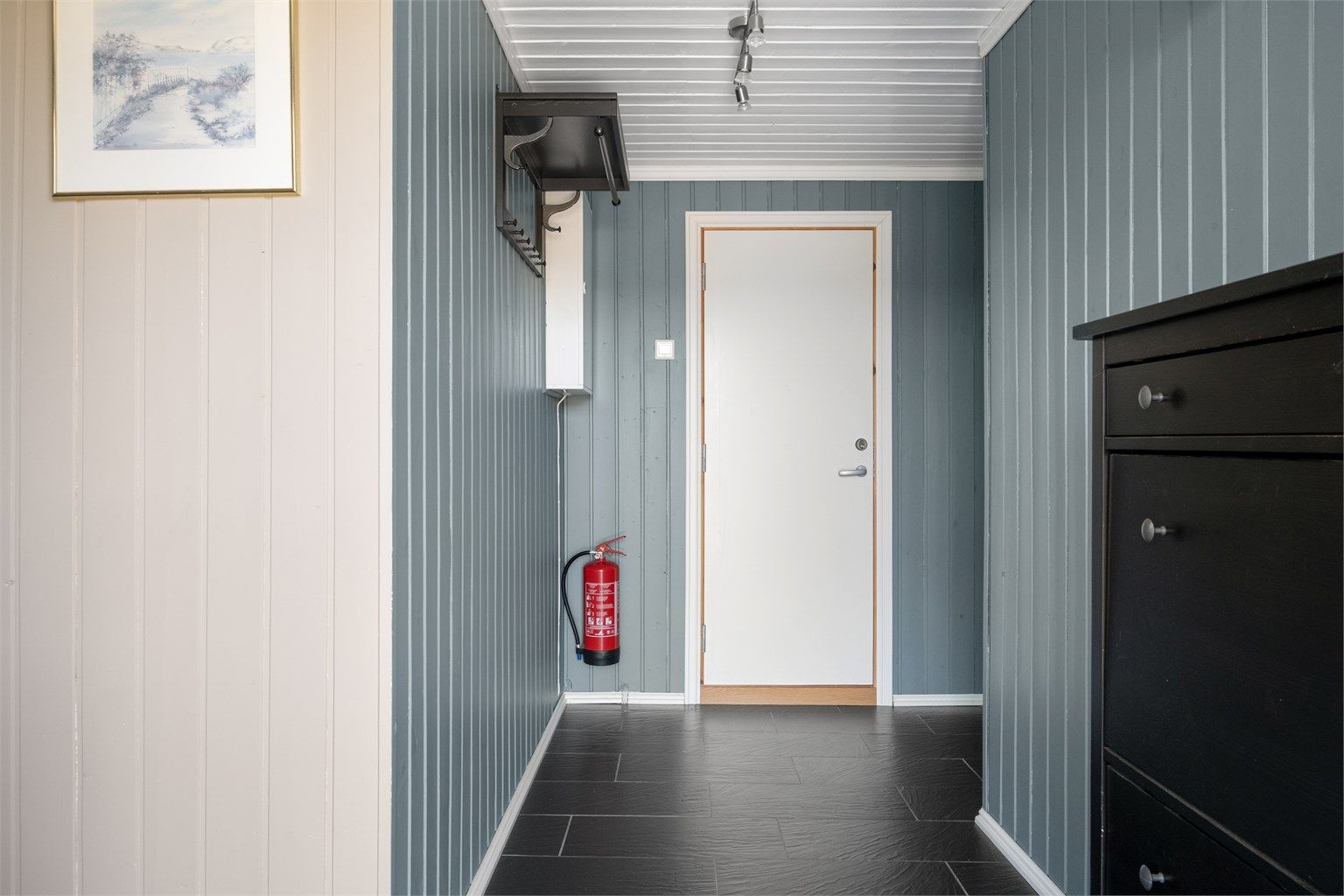 Badet og soverommet er begge tilgjengelig fra indre del av hybelens entré.