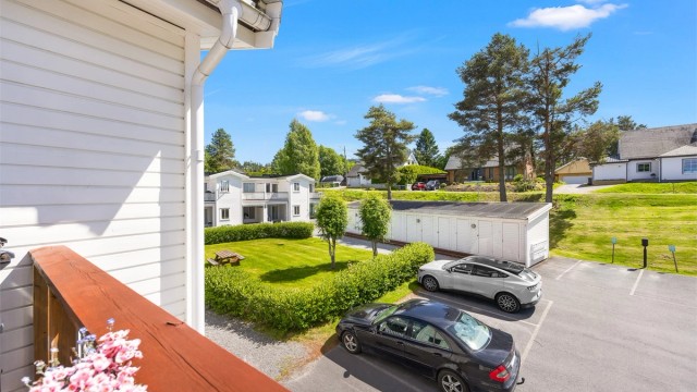 Kort vei til busstoppet Løken terrasse, med forbindelse til Svingen stasjon og Lillestrøm.