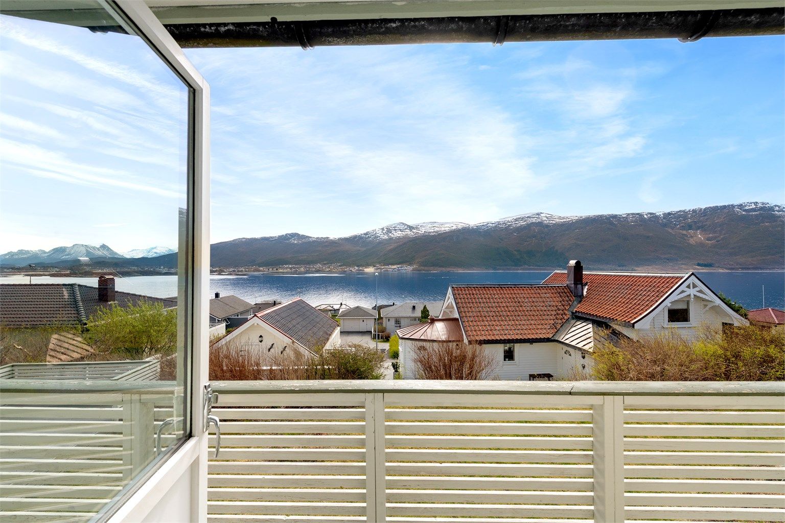 Fra den sørvendte verandaen har du en åpen og fin utsikt over fjorden og nærområdet.
