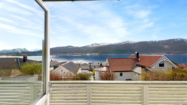 Fra den sørvendte verandaen har du en åpen og fin utsikt over fjorden og nærområdet.