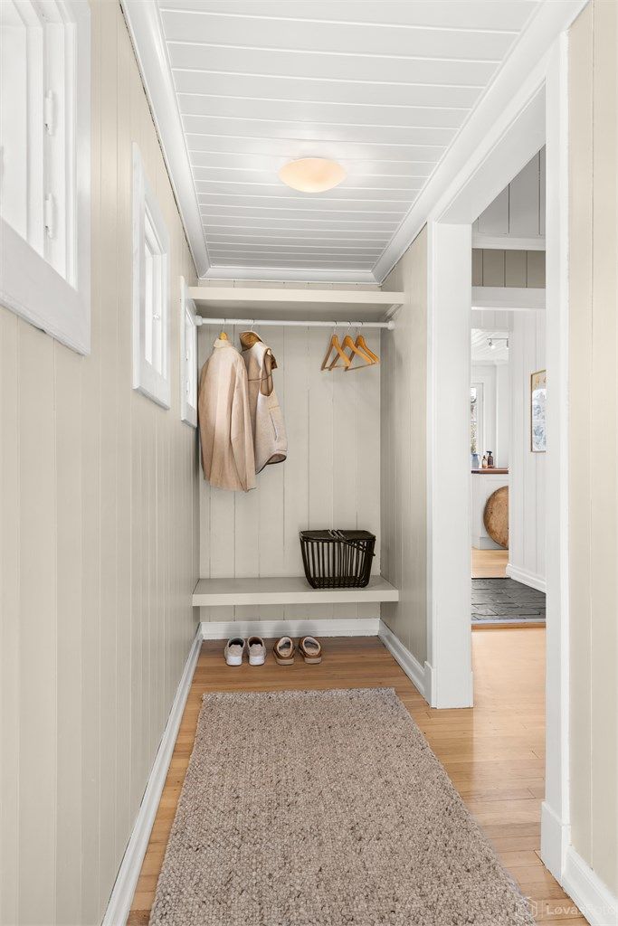 Entré 1 har adkomst via overbygget svalgang med de karakteristiske søylene