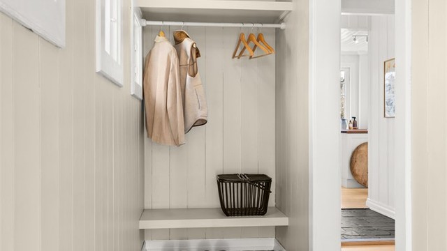 Entré 1 har adkomst via overbygget svalgang med de karakteristiske søylene