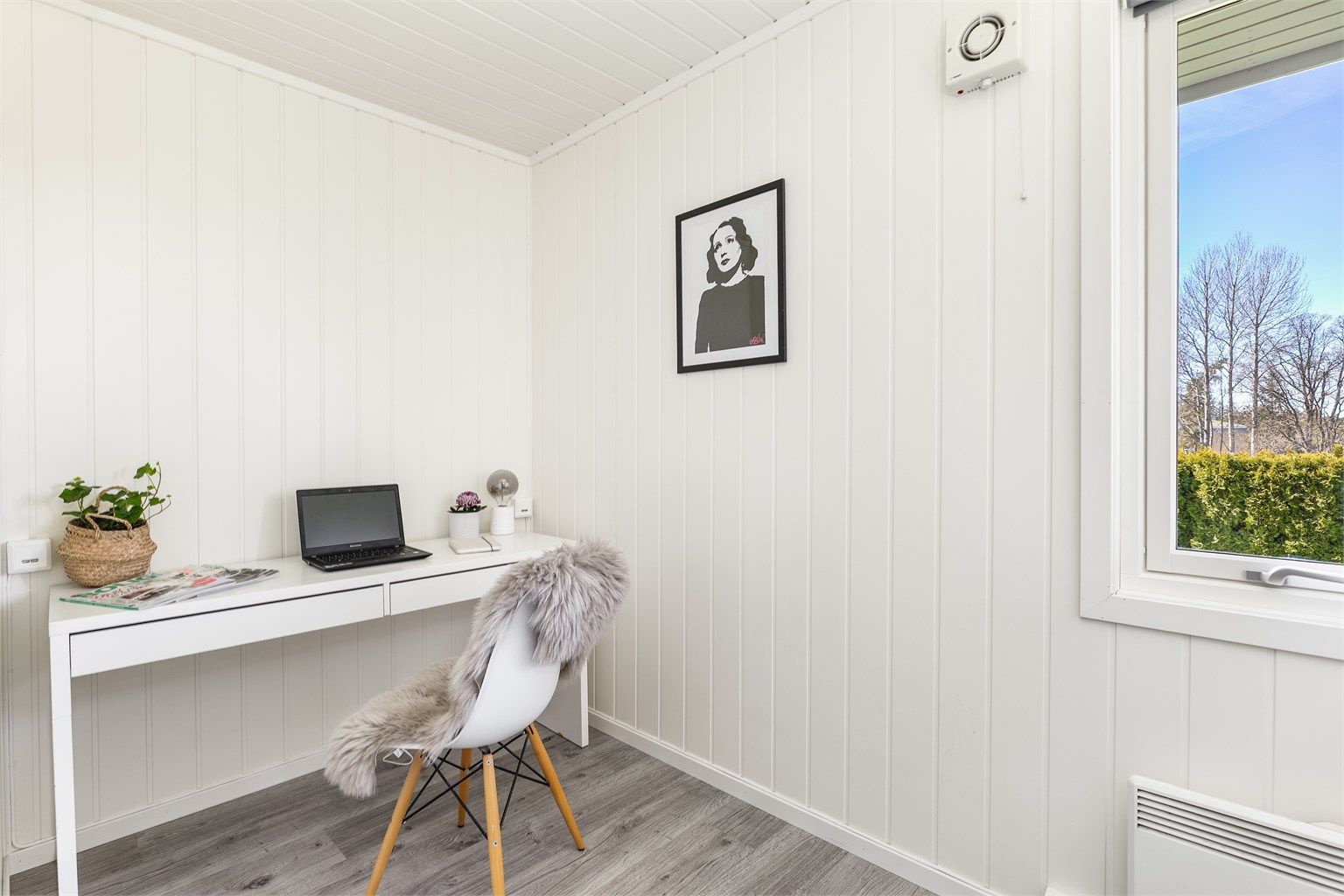 Det opprinnelige badet ble i 2016 bygget om til kontor, oppmålt til like over 5 kvm.