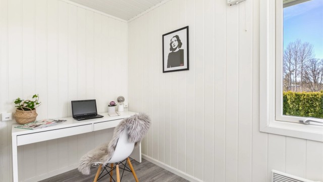 Det opprinnelige badet ble i 2016 bygget om til kontor, oppmålt til like over 5 kvm.