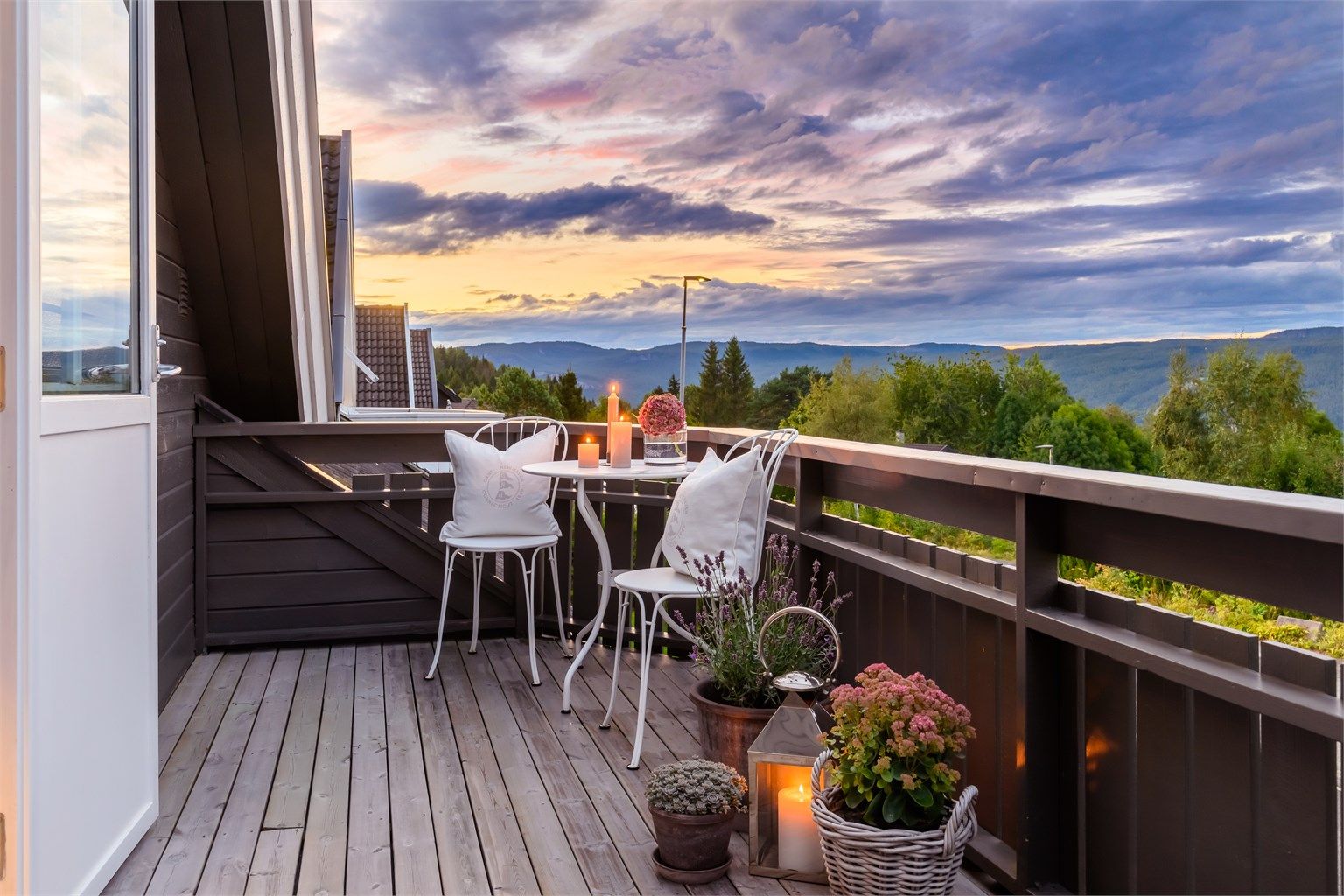 Verandaen i loftsetasjen gir en privat uteplass med fantastisk utsikt.