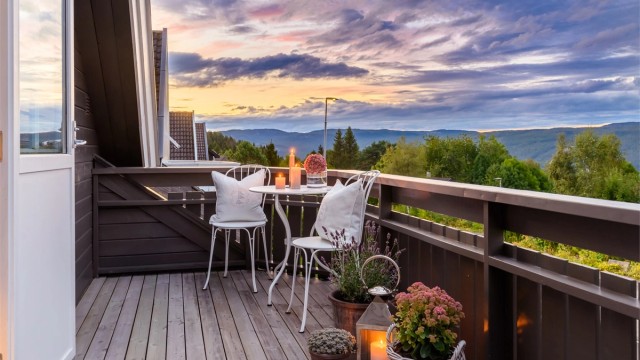 Verandaen i loftsetasjen gir en privat uteplass med fantastisk utsikt.