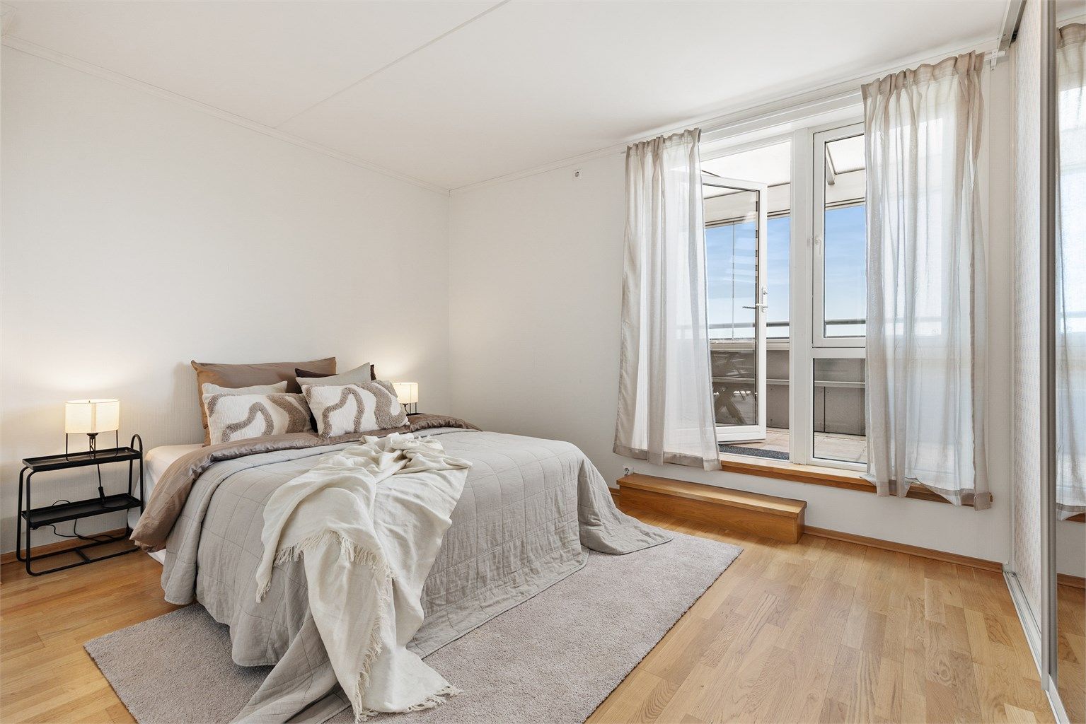 Leiligheten har 3 soverom. Hovedsoverommet har god plass til dobbeltseng med nattbord på hver side og har en stor skyvedørsgarderobe. Herfra er det utgang til en av de innglassede balkongene.