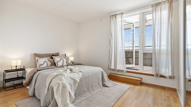 Leiligheten har 3 soverom. Hovedsoverommet har god plass til dobbeltseng med nattbord på hver side og har en stor skyvedørsgarderobe. Herfra er det utgang til en av de innglassede balkongene.