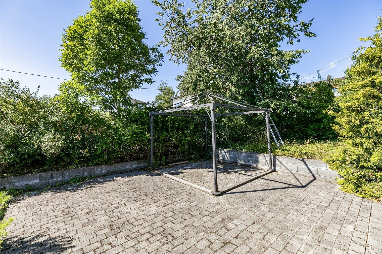 Den store uteplassen er helhetlig utført med belegningsstein. Ramme til paviljong medfølger.