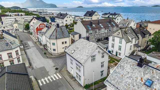 Fra eiendommen er det kort veg til dagligvarebutikker, busstopp og turområder. Det er gratis parkering gjennom Steinvågvegen, Kirkegata i tillegg til sidegater i området