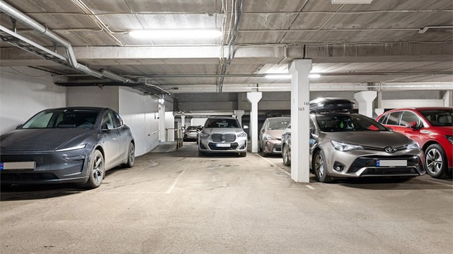 Boligen har bruksrett til garasjeplass i felles, lukket og videoovervåket garasjeanlegg