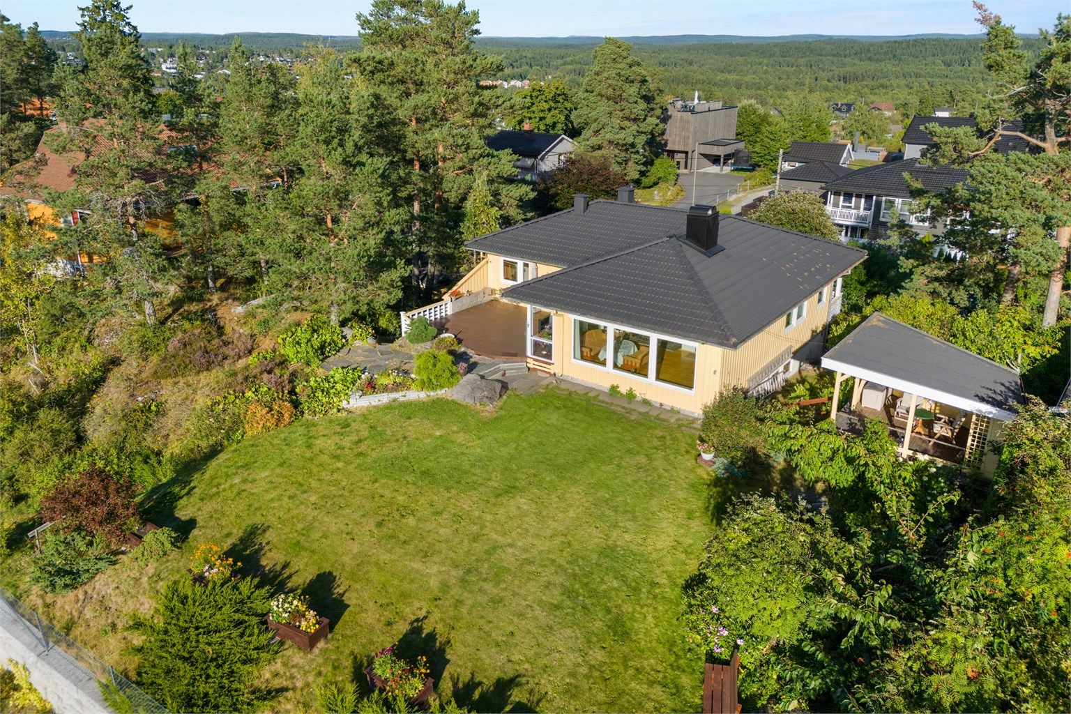 Hagen er svært pent opparbeidet og har flere soner, med alt fra gressplen til naturtomt. 