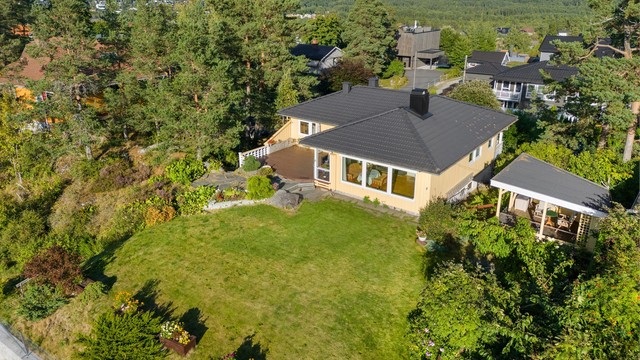 Hagen er svært pent opparbeidet og har flere soner, med alt fra gressplen til naturtomt.