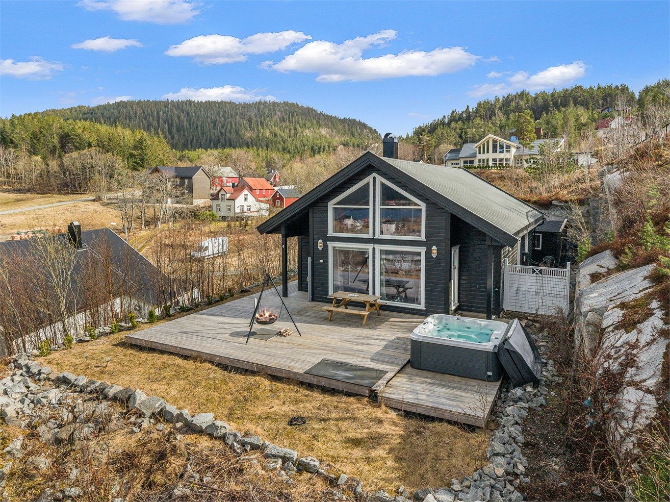 Området byr på stillhet og ro, samtidig som du har nærhet til et levende lokalsamfunn med sommerliv, kultur og gode matopplevelser.