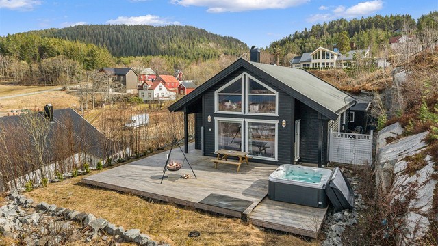 Området byr på stillhet og ro, samtidig som du har nærhet til et levende lokalsamfunn med sommerliv, kultur og gode matopplevelser.