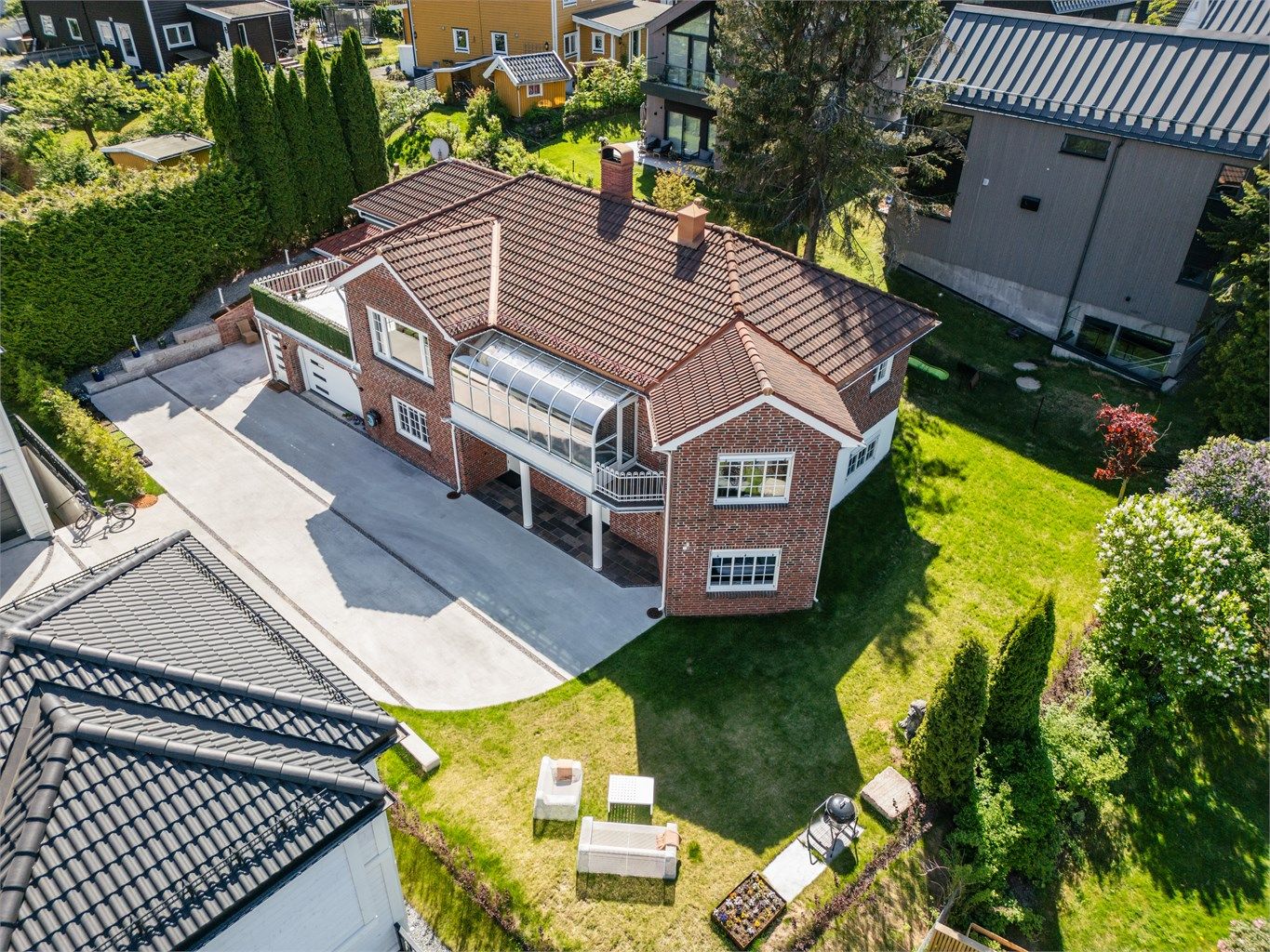 Huset ble opprinnelig bygget i 1996, ombygget og betydelig pusset opp i 2022 samt at flere rom i 1.etasje ble bruksendret i 2025.