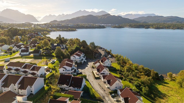 Eiendommen ligger i Remvika med kort vei til sjøen og flotte turområder på Emblemsfjellet.