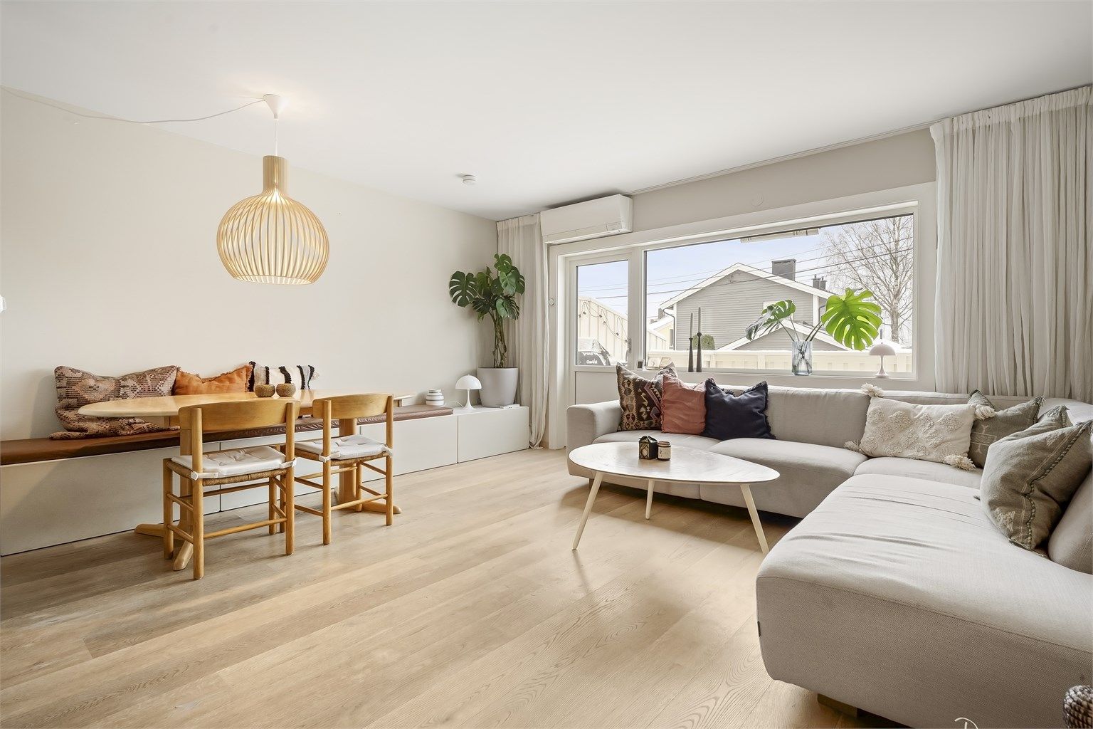 Vinduene og balkongdøren i etasjen er skiftet i 2024. 