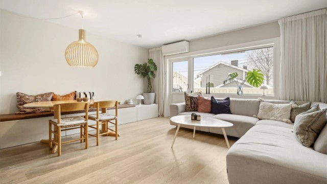 Vinduene og balkongdøren i etasjen er skiftet i 2024.