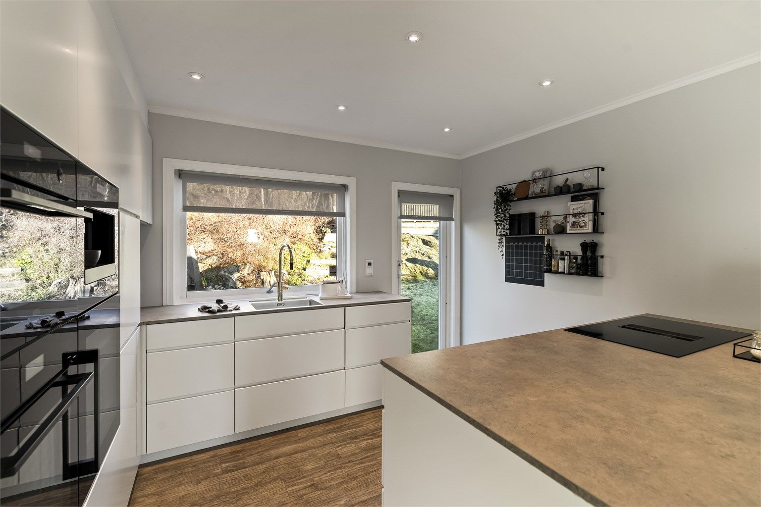 Kjøkkenet har utgang til hagen