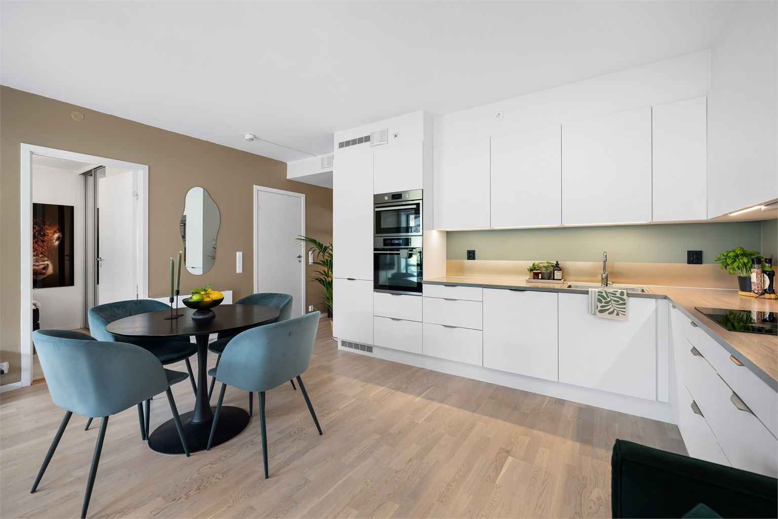 Oppvarming av boligen skjer i hovedsak ved bruk av gulvvarme/varmekabler i bad og konvektor/vannbåren varme (tilkoblet varmesentral)