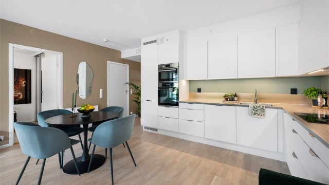 Oppvarming av boligen skjer i hovedsak ved bruk av gulvvarme/varmekabler i bad og konvektor/vannbåren varme (tilkoblet varmesentral)