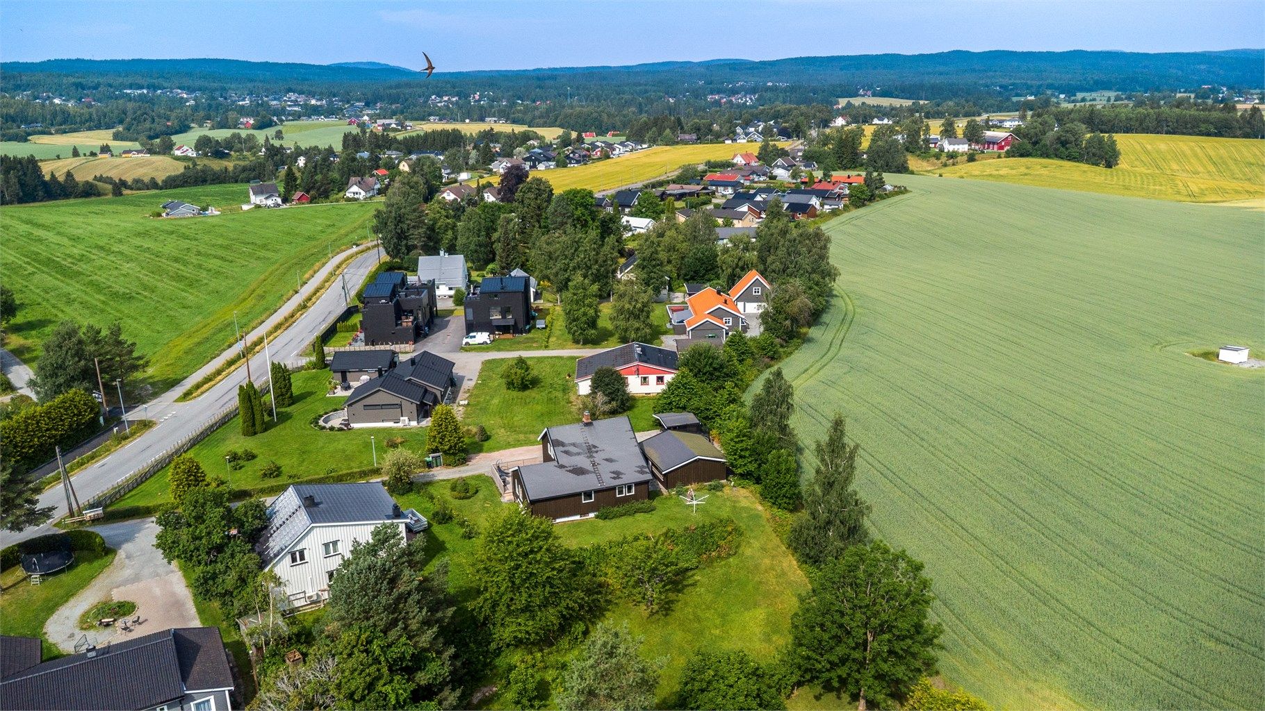 Eiendommen ligger i Ask, med nærhet til både skoler, butikker og idrettsanlegg.