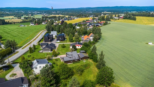 Eiendommen ligger i Ask, med nærhet til både skoler, butikker og idrettsanlegg.