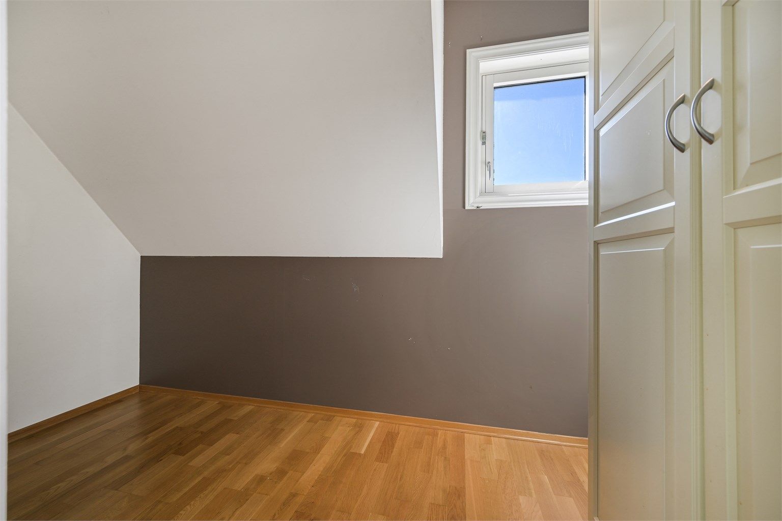 Boden er perfekt som ekstra kontor / garderobe / oppbevaring. (Bod innenfor soverommet fremkommer ikke på bygningstegningene).