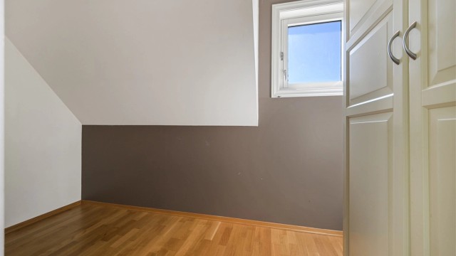 Boden er perfekt som ekstra kontor / garderobe / oppbevaring. (Bod innenfor soverommet fremkommer ikke på bygningstegningene).