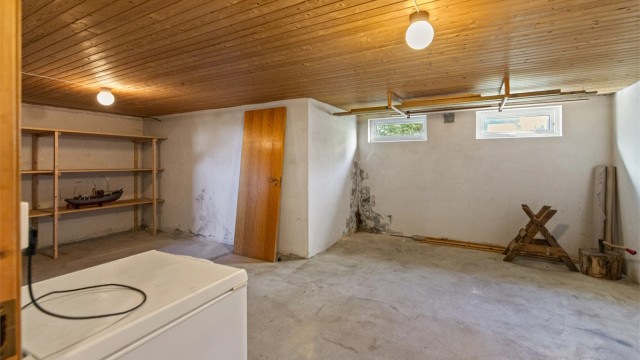 Kjelleren er en grovkjeller med betonggulv og malte vegger. Mange har innredet dette til kjellerstue, men det krever rømningsveier og søknader, noe som vil være ny eiers ansvar/risiko.