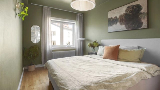 Leiligheten varmes opp i en kombinasjon av vannbåren varme til radiatorer, og gulvvarme på bad.