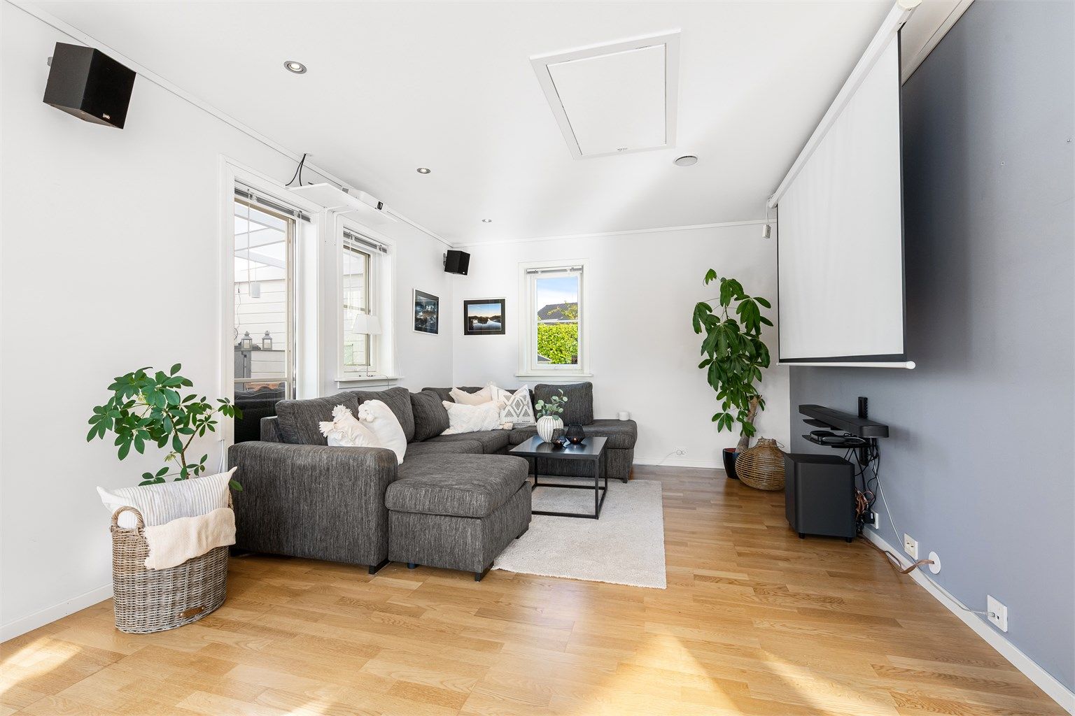 Egen tv-avdeling i stuen med god plass til ytterligere sittegruppe.