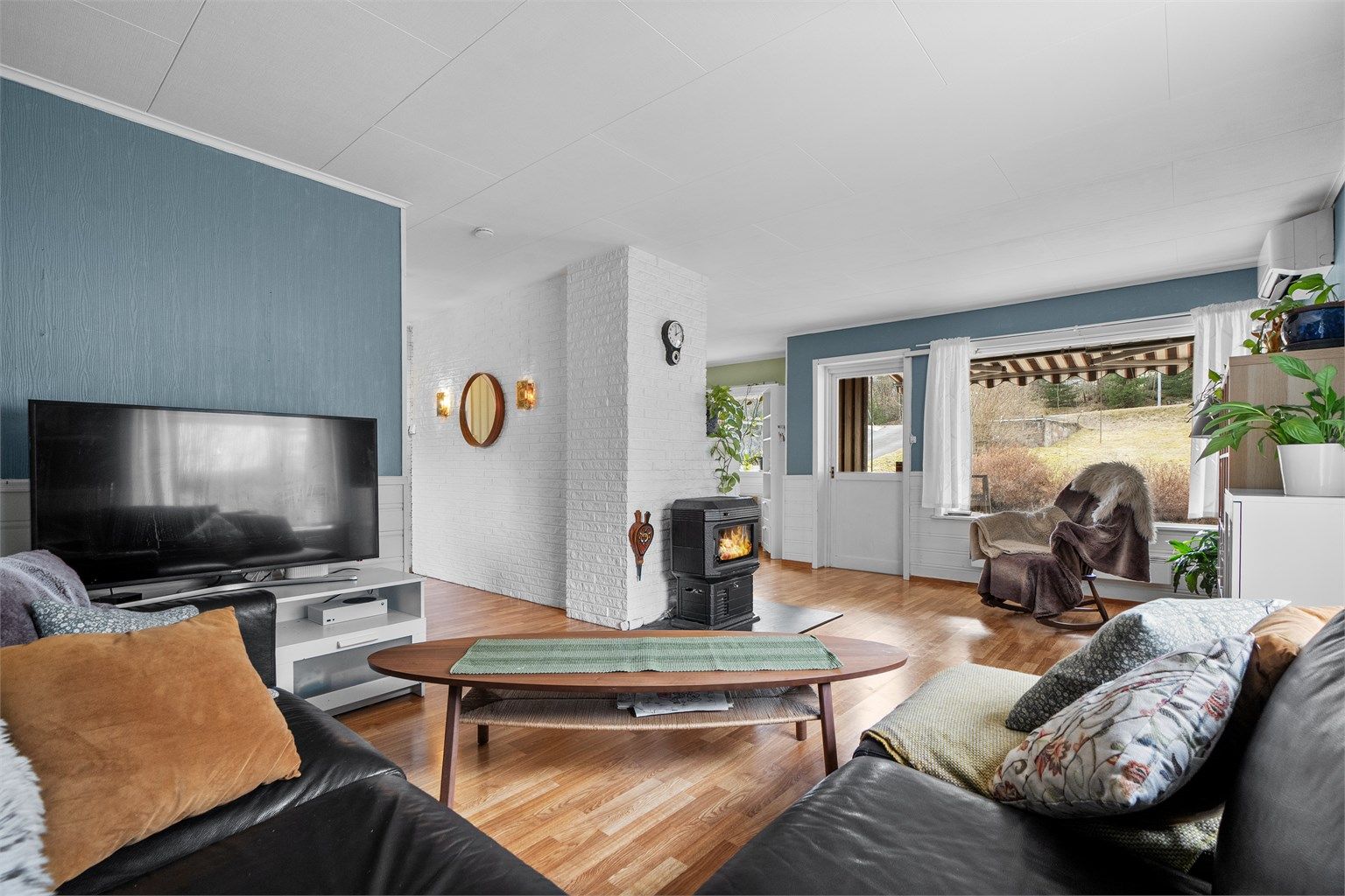 Stue - lys og romslig stue med store vindusflater som gir rikelig med naturlig lysinnslipp