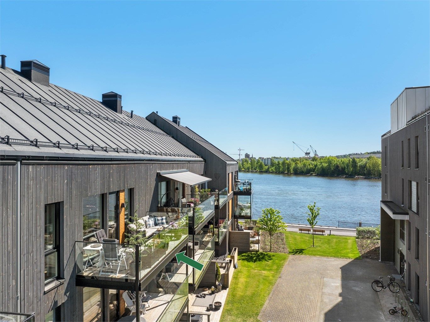 På Bruket Brygge har dette bygget en spesielt god plassering mot Vesterelven, lengst nord på sameiets område