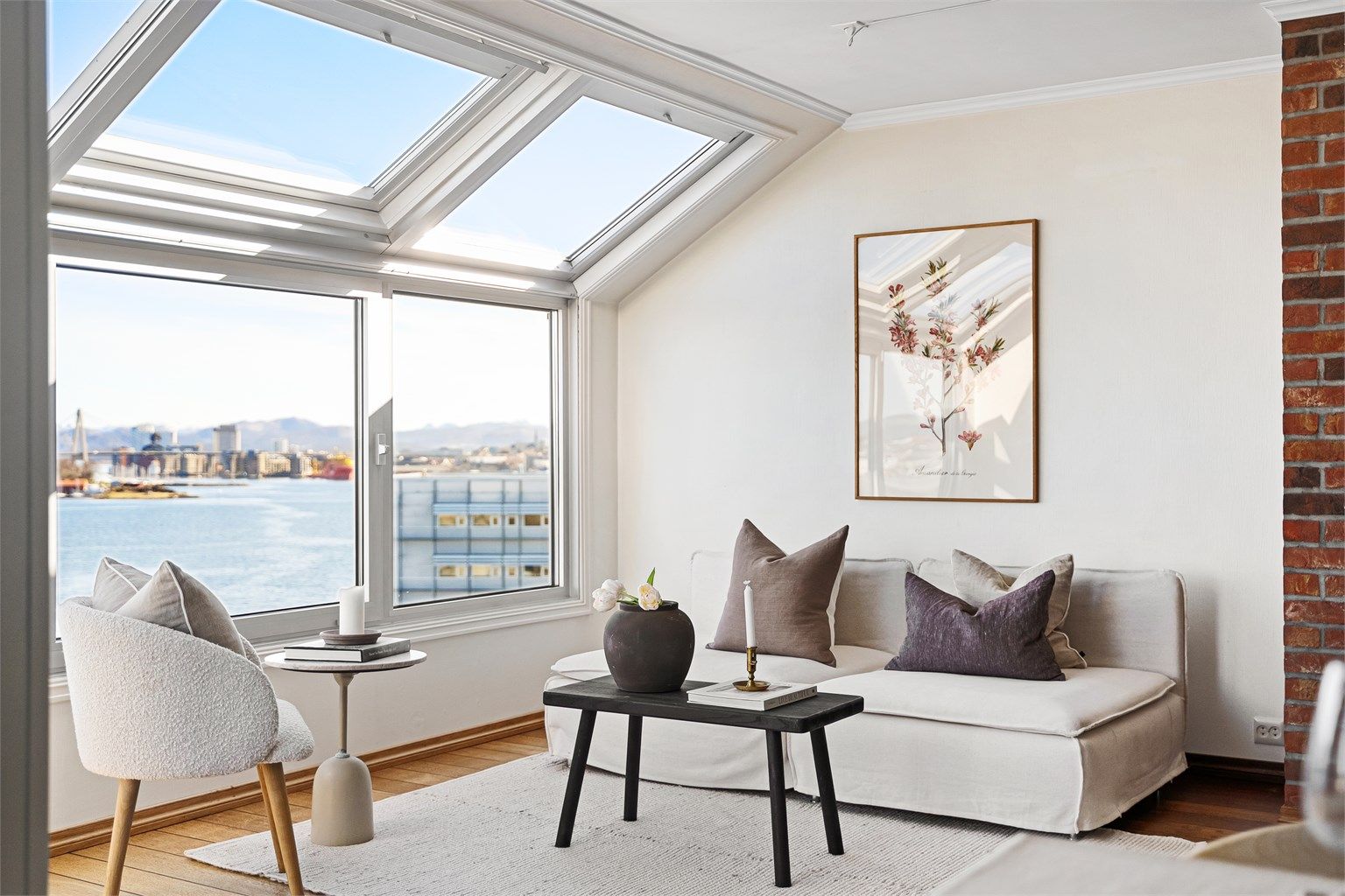 Stue med store vindusflater gir rikelig med dagslys og en god romfølelse.