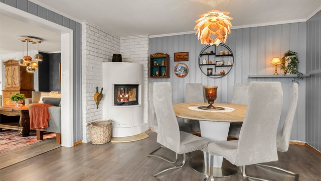 Spisestuen måler romslige 23,6 og har gode møbleringsmuligheter.